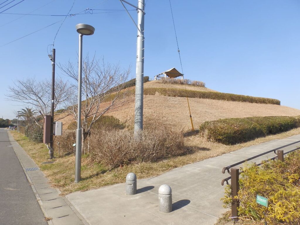 近くの「竜宮台築山公園」（津波避難所兼用）徒歩8分